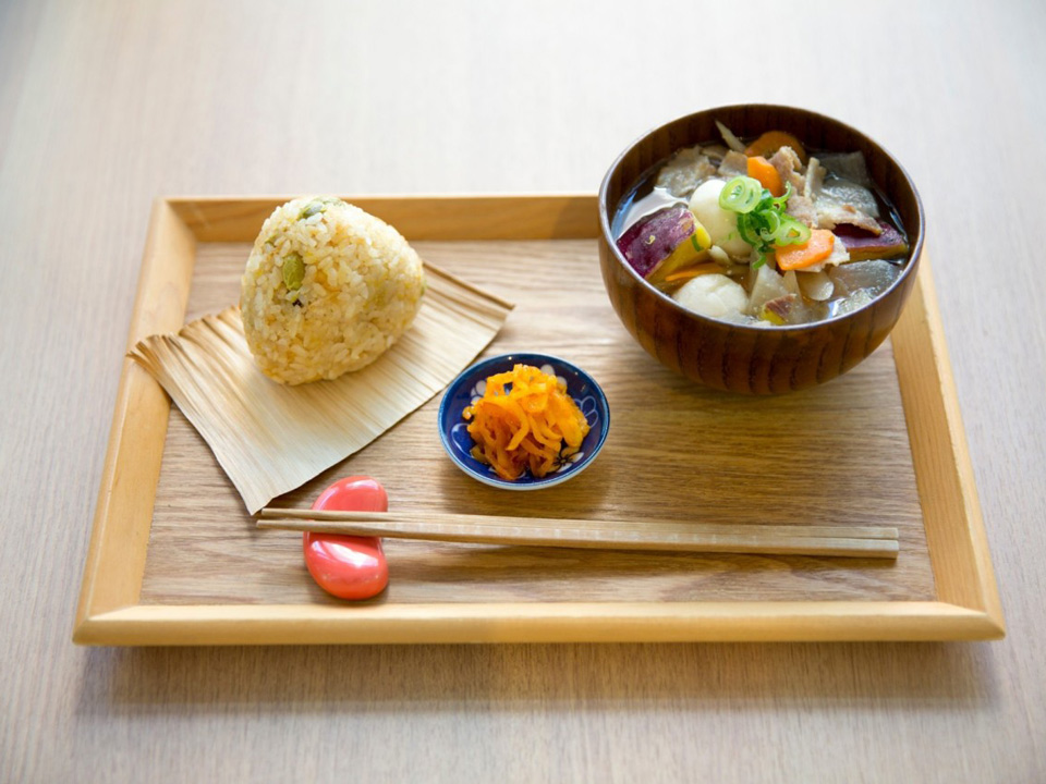 贅沢豚汁と炊き込み結び